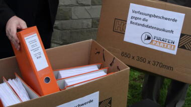 Kartons mit Aktenordnern, in denen die Unterschriften aller Kläger gesammelt sind.