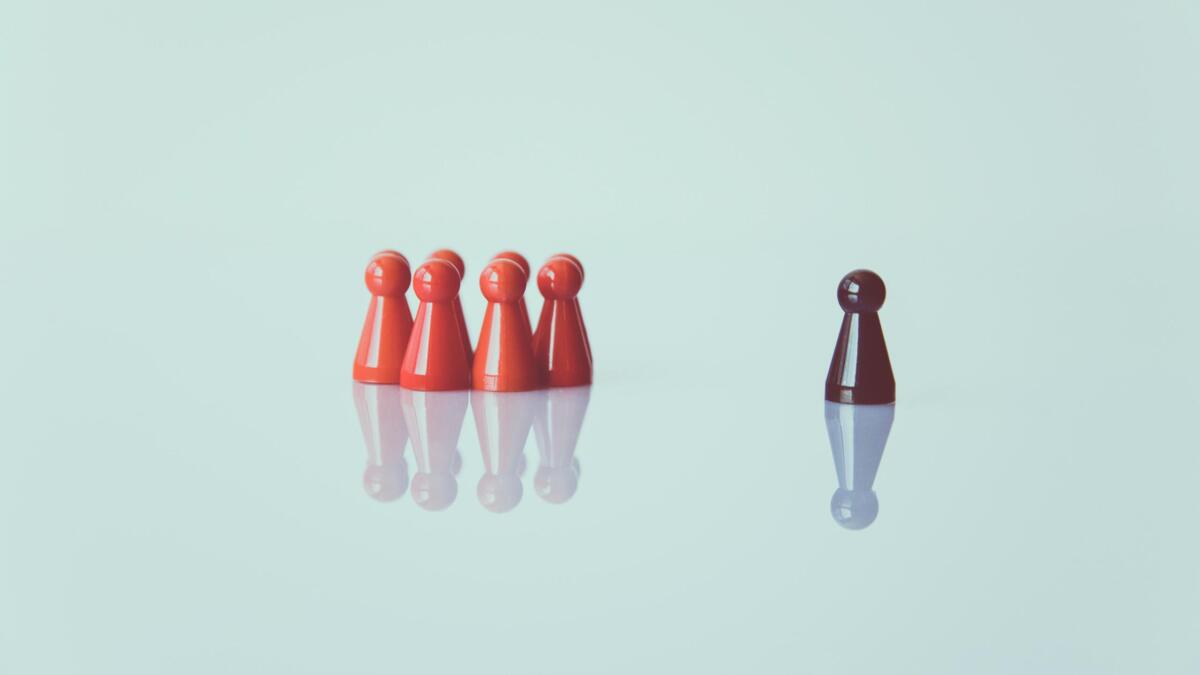 Eine andersfarbige Spielfigur ist nicht Teil der Gruppe.