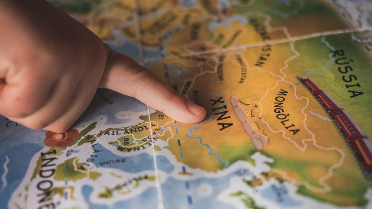 Finger zeigt auf eine China-Karte