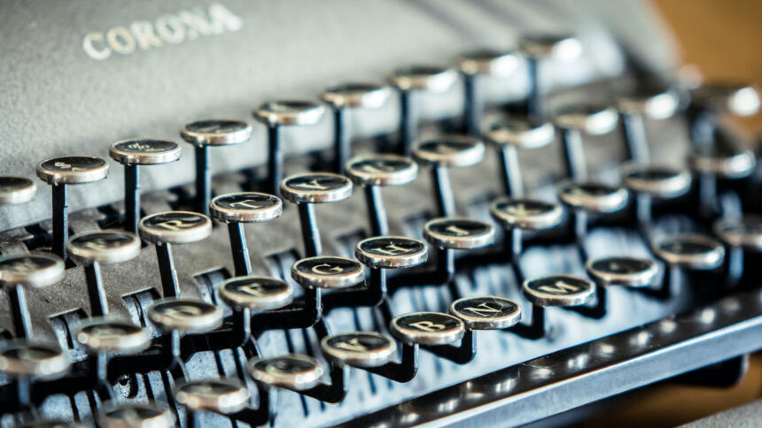 Schreibmaschine mit Aufschrift Corona