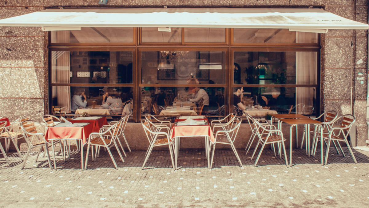 In mehreren Bundesländern müssen sich Besucher:innen von Gaststätten neuerdings in Listen eintragen – wegen der Pandemie. (Symbolfoto)