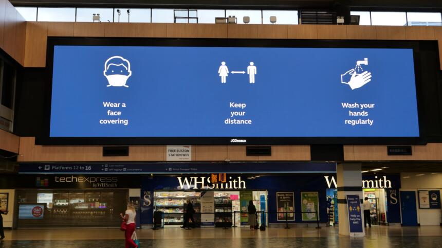 Große LED-Anzeige mit Corona-Verhaltensregeln