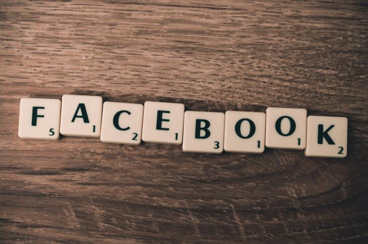 Facebook-Buchstaben auf Scrabble Spielsteinen