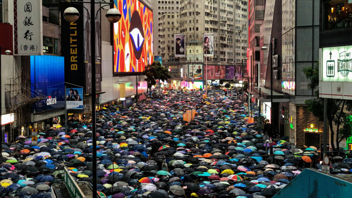 Demonstration in Hongkong, Blick auf Straße mit vielen Regenschirmen