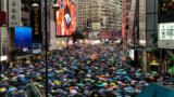 Demonstration in Hongkong, Blick auf Straße mit vielen Regenschirmen