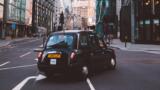 Taxi vor Londoner Kulisse mit "Gurke" im Hintergrund