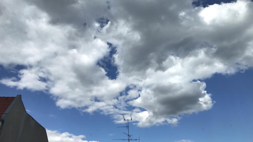 Bild von Wolken und einem Dach