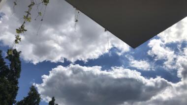 Bild von Himmel und Balkon
