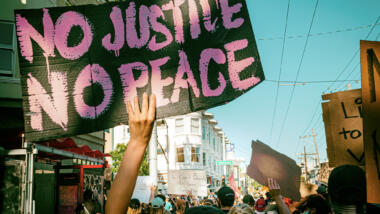 Demonstration, sichtbar ein Schild: "No Justice, no Peace"