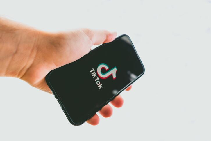 Hand hält Smartphone mit TikTok Logo