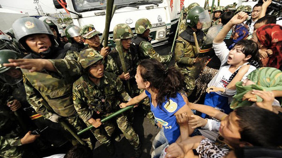 Frauen schreien in Richtung gepanzerter Polizei