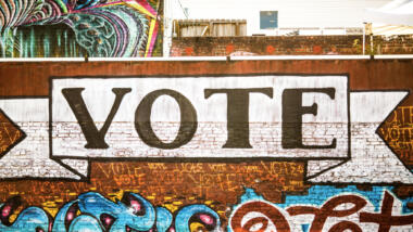 Graffiti mit dem Schriftzug "Vote"