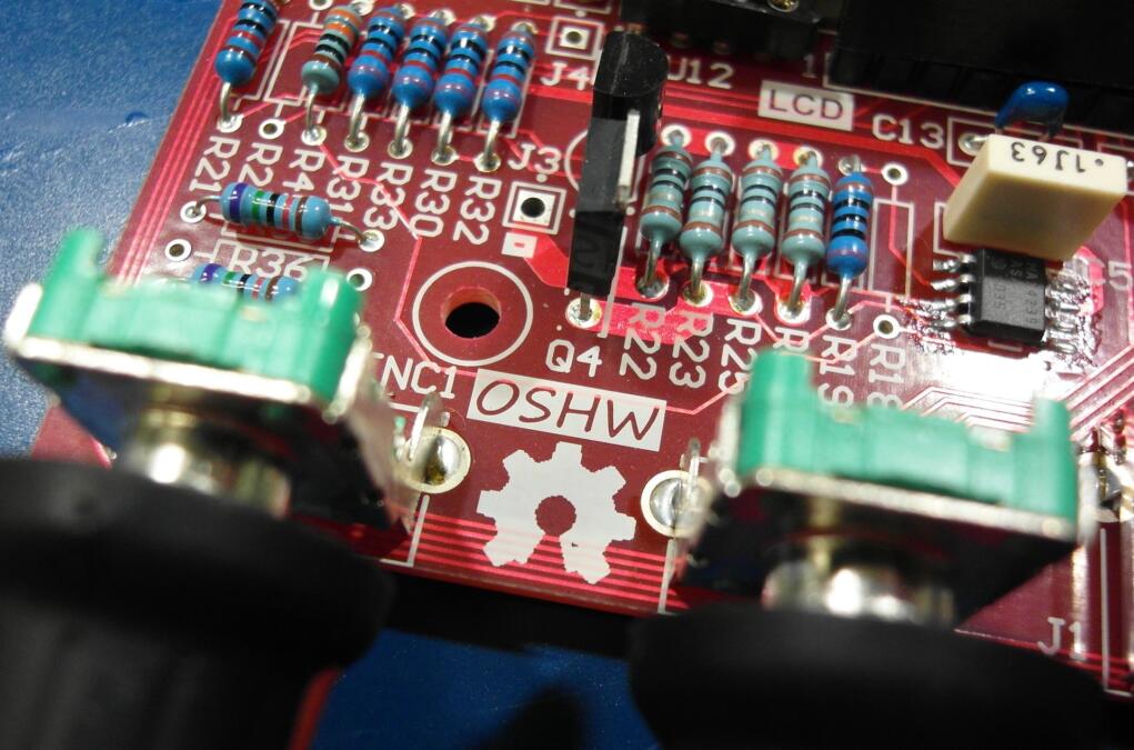 Bild einer Platine mit Open-Source-Hardware-Logo