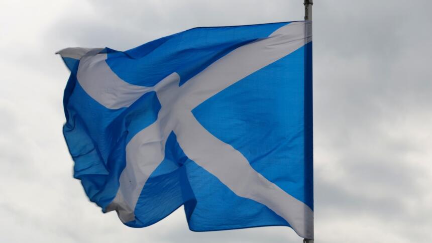 Die schottische Flagge weht im Wind