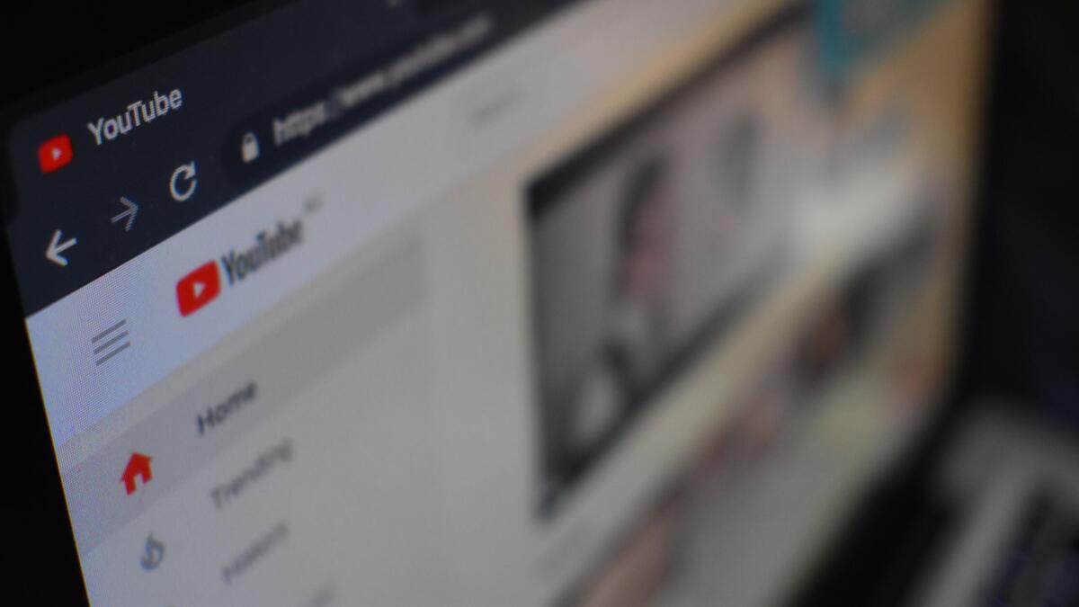 Foto eines Bildschirms mit der YouTube-Seite