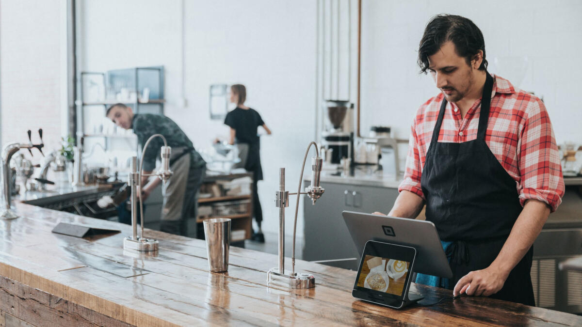 Barmann mit Computer