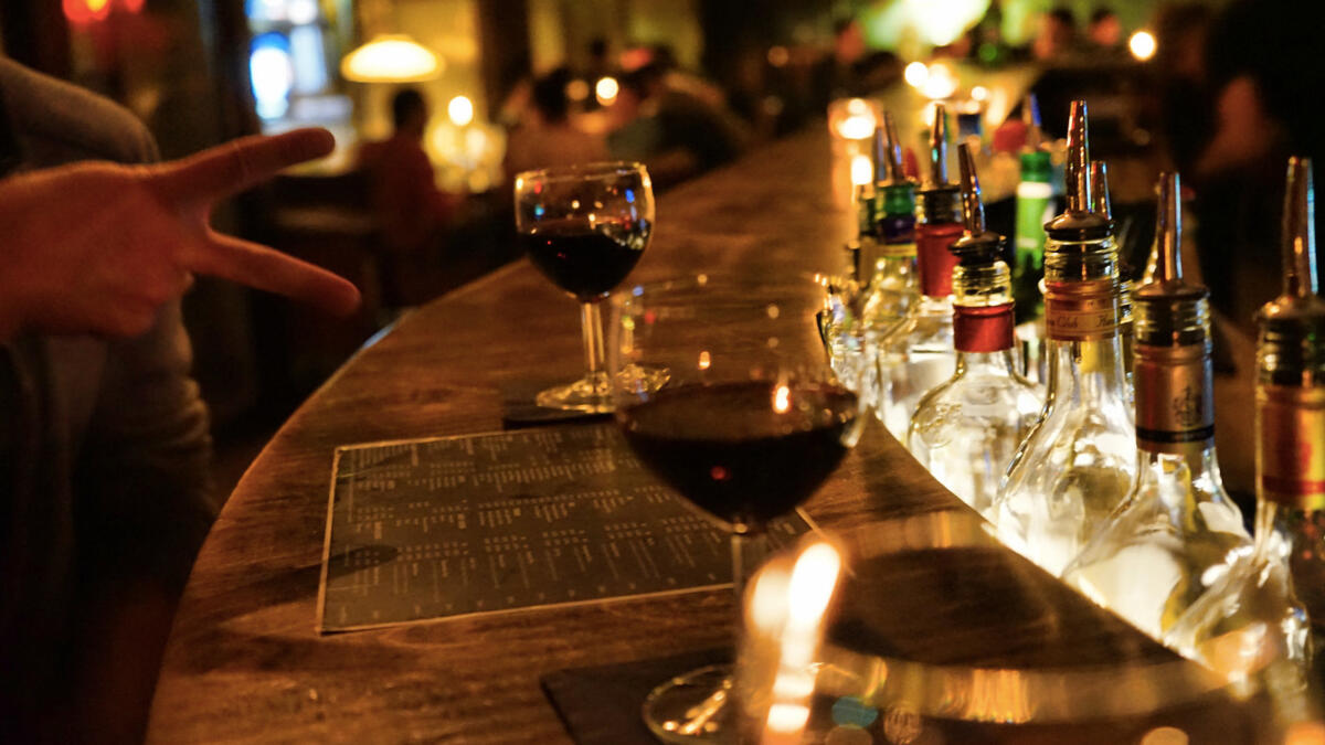 Weingläser auf einer Theke