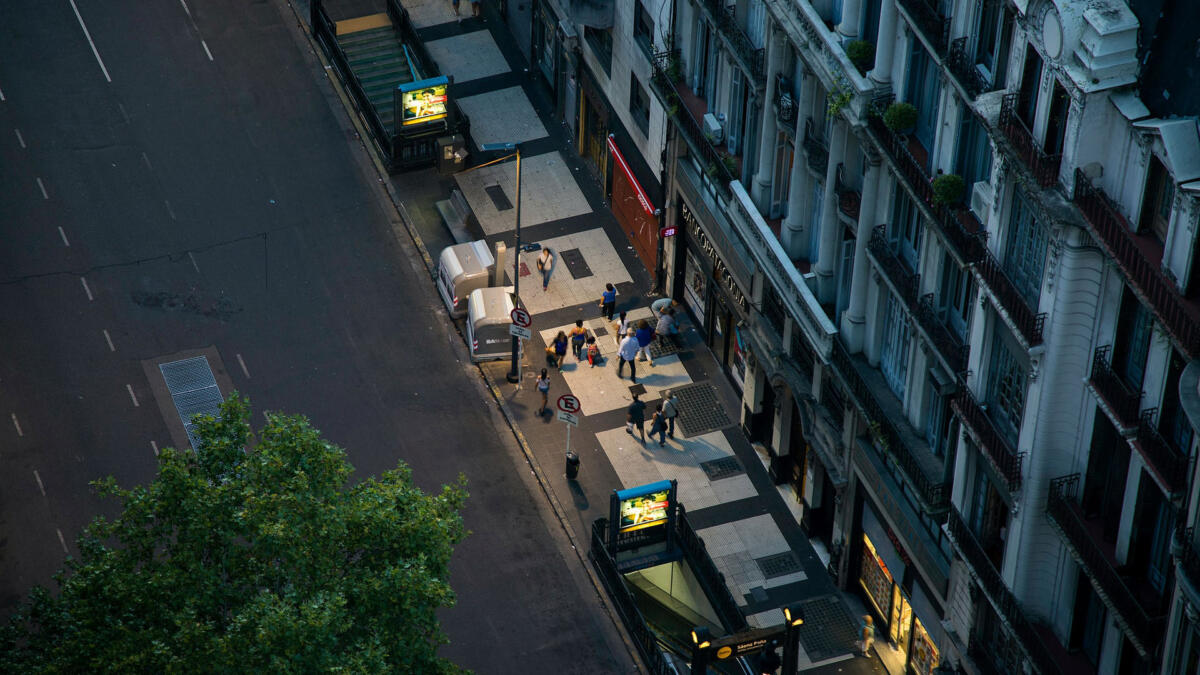 Straße von oben mit Menschen