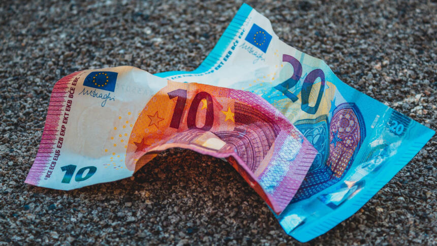 Eine 10 und eine 20-Euro-Note auf dem Boden
