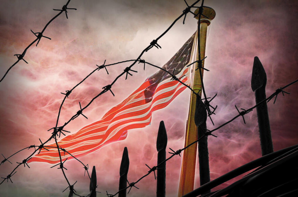 USA Fahne hinter Stacheldraht