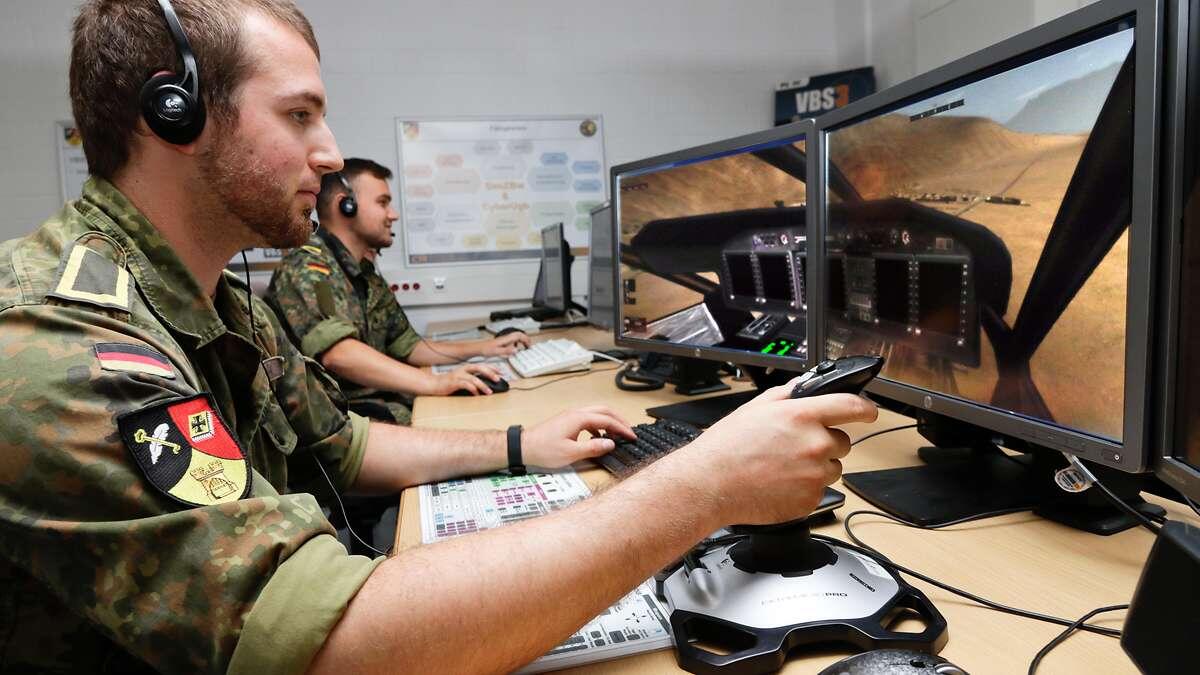 Soldaten vor Bildschirm