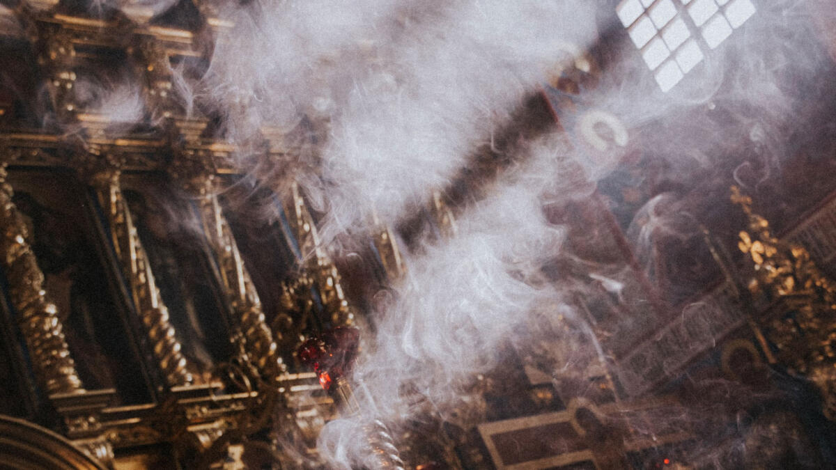 Kirche mit Weihrauch