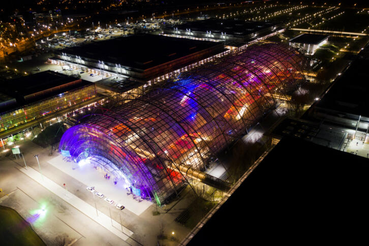 Blick auf die Leipziger Messe von oben, extrem viele bunte Lichter