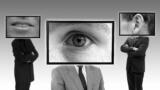 Drei Personen, die statt eines Kopfes je einen Bildschrim mit einem Mund, einem Auge oder einem Ohr tragen.