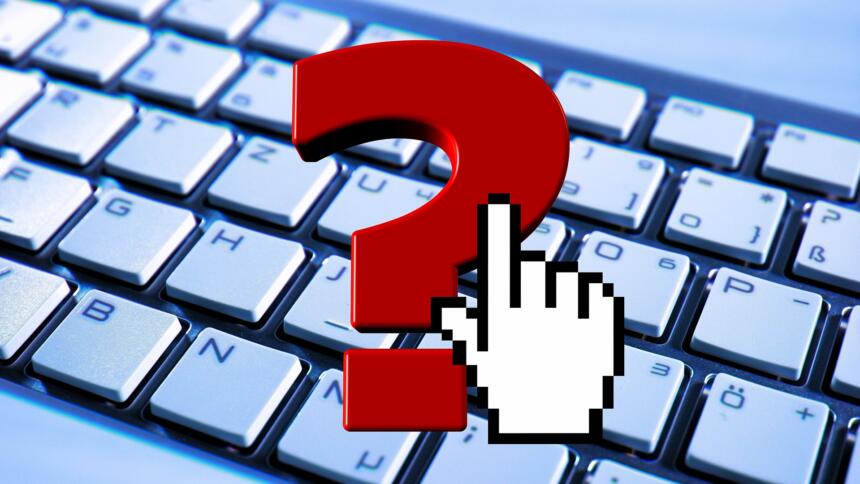 Ein altmodischer Mauszeiger klickt ein rotes Fragenzeichen an, im Hintergrund eine Tastatur.