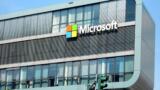 Der Microsoft-Schriftzug an einem Firmengebäude
