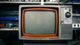 Vintage-Fernseher mit IRT-Buchstaben