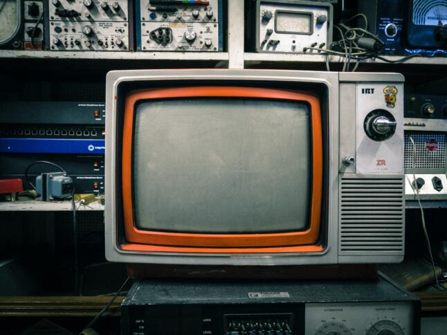 Vintage-Fernseher mit IRT-Buchstaben