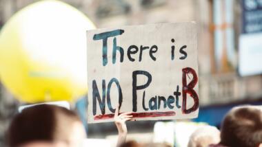 Schild mit der Aufschrift: There is no planet B