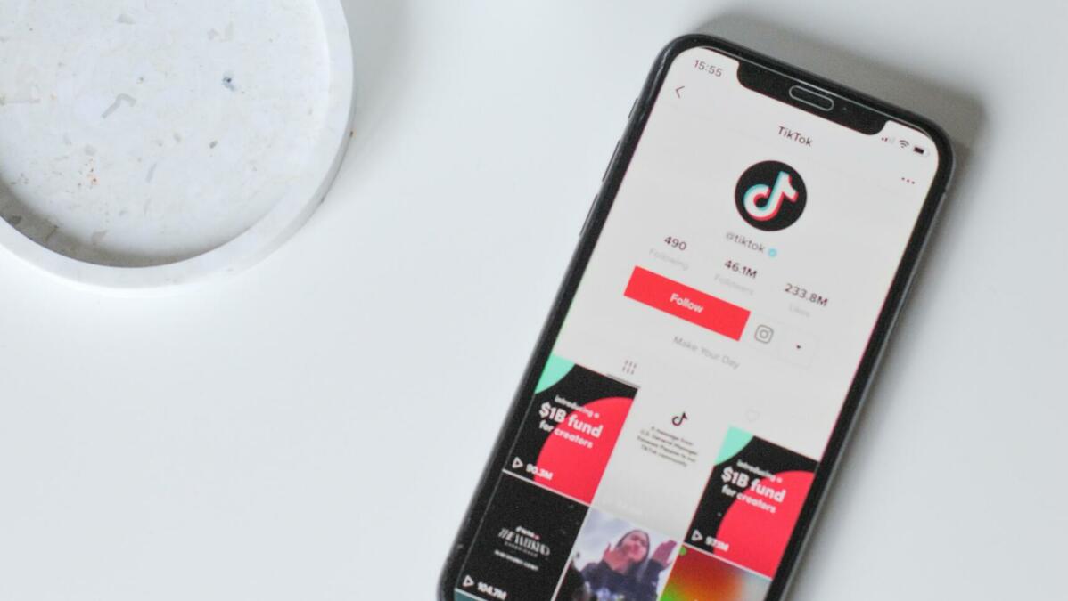 smartphone liegt auf weißem tisch