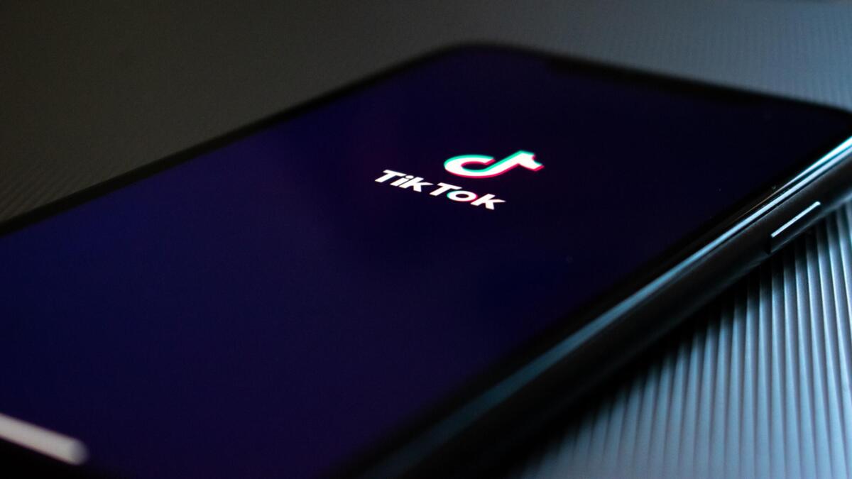 Smartphone mit TikTok-Logo liegt auf dem Tisch