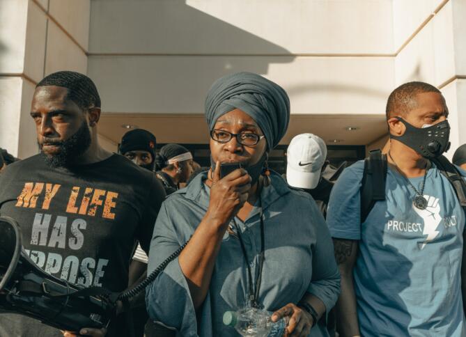 Drei Amerikaner auf einer Demonstration
