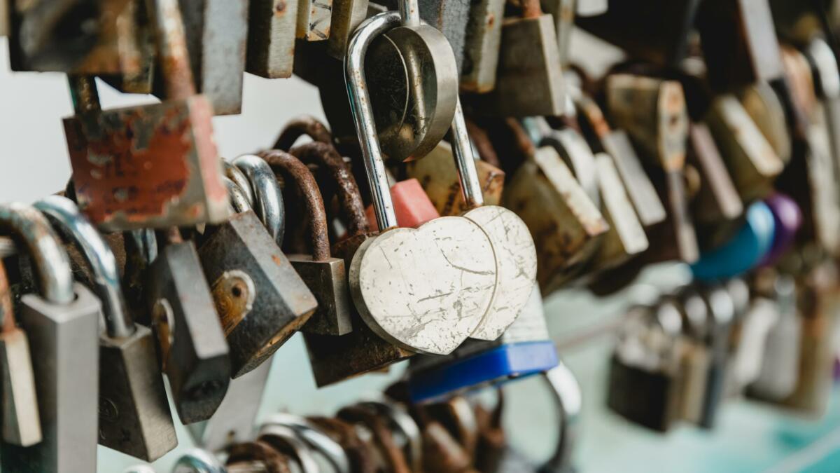 Viele Schlösser an einer Brücke