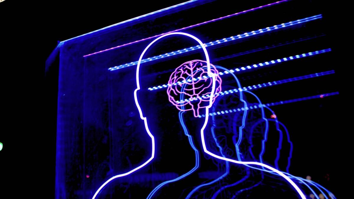 Umrisse eines Menschen und Gehirn