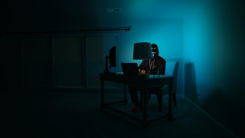 Person im Dunkeln am Computer