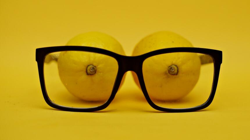 Zitronen gucken durch eine Brille