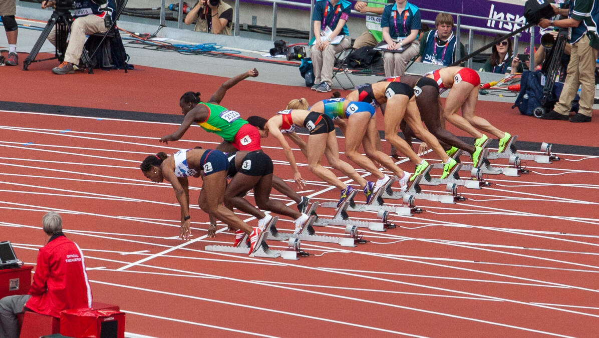 Bei einem Sprintstart kommt eine Läuferin zu früh aus dem Startblock