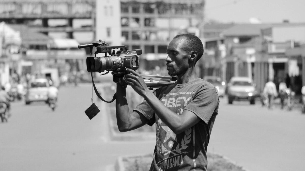 Ein Mann hält eine Kamera, schwarz-weiß-Fotografie