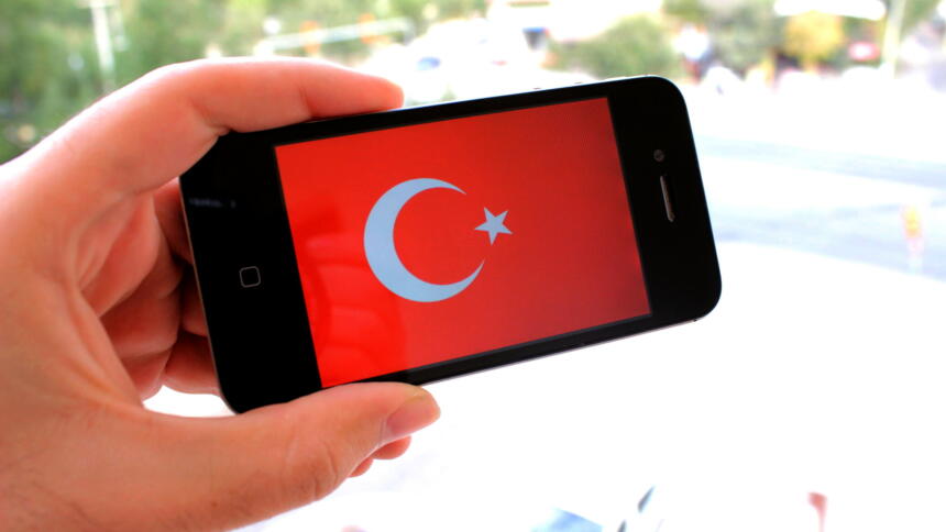 Smartphone mit türkischer Flagge als Hintergrund