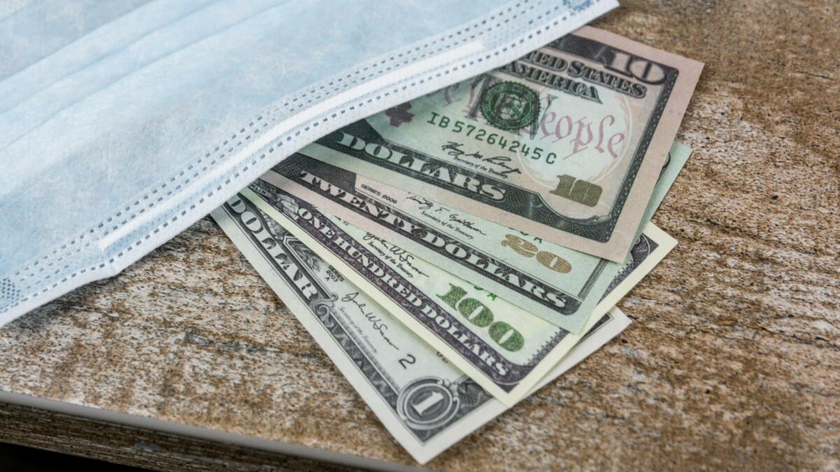 US-Dollar unter einer Gesichtsmaske