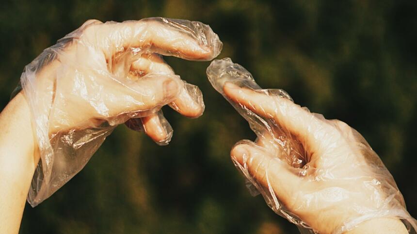 Hände in Handschuhen