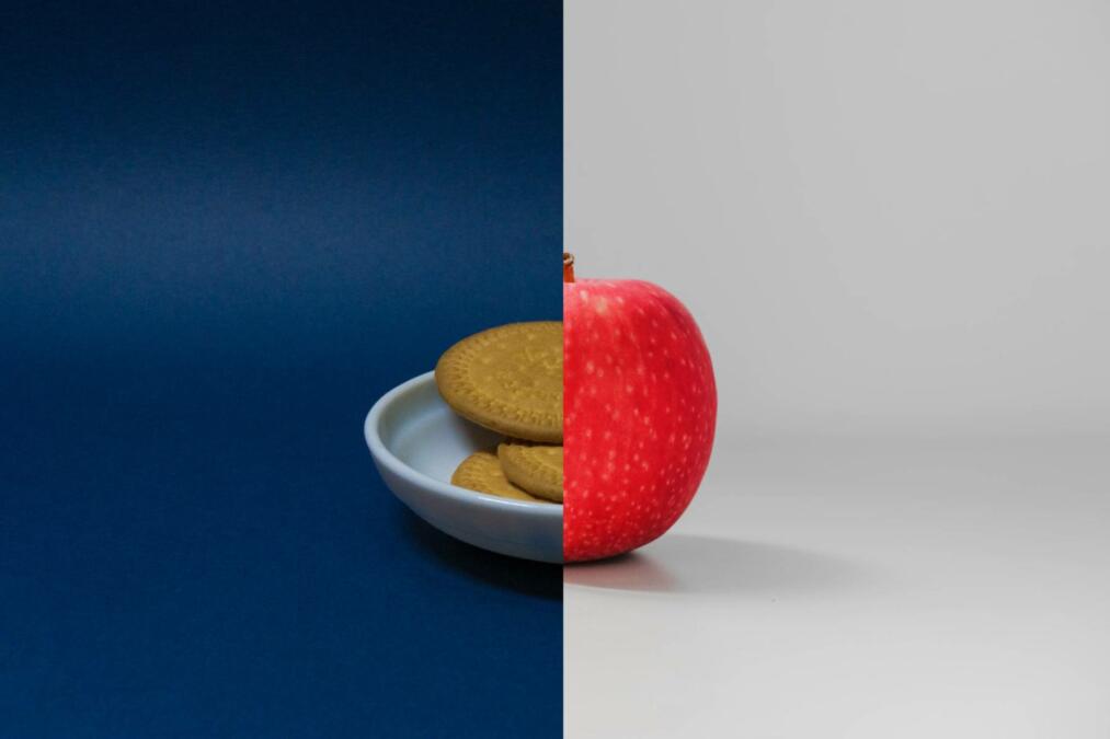 Eine Montage aus Keksen und einem Apfel