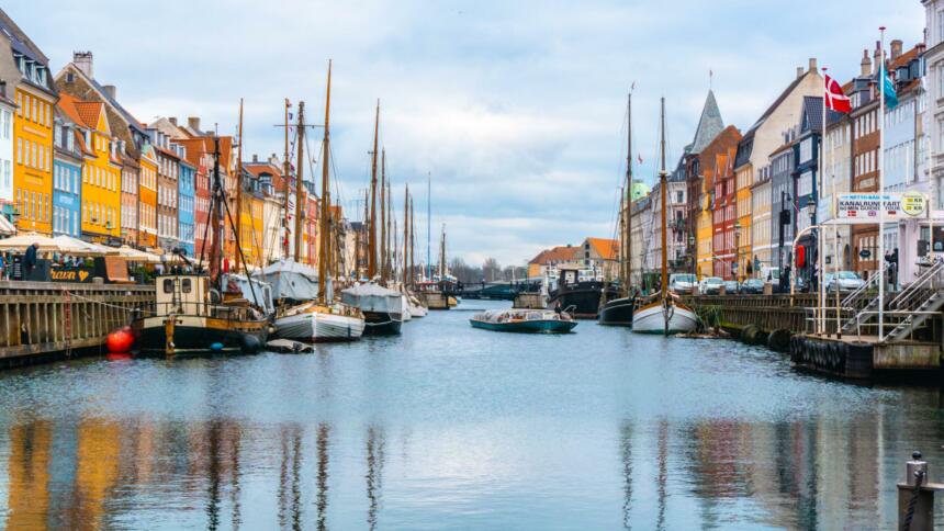 Aufnahme eine Kanals in Kopenhagen, gesäumt von Häusern und Booten.