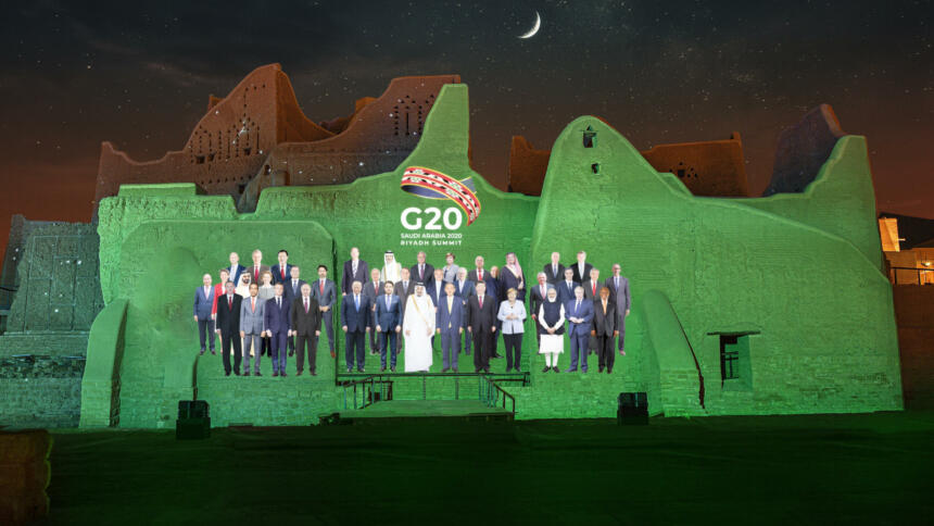 Die Vertreter:innen der G20 Mitgliedsstaaten in einem virtuellen Gruppenfoto auf eine Wand projiziert.