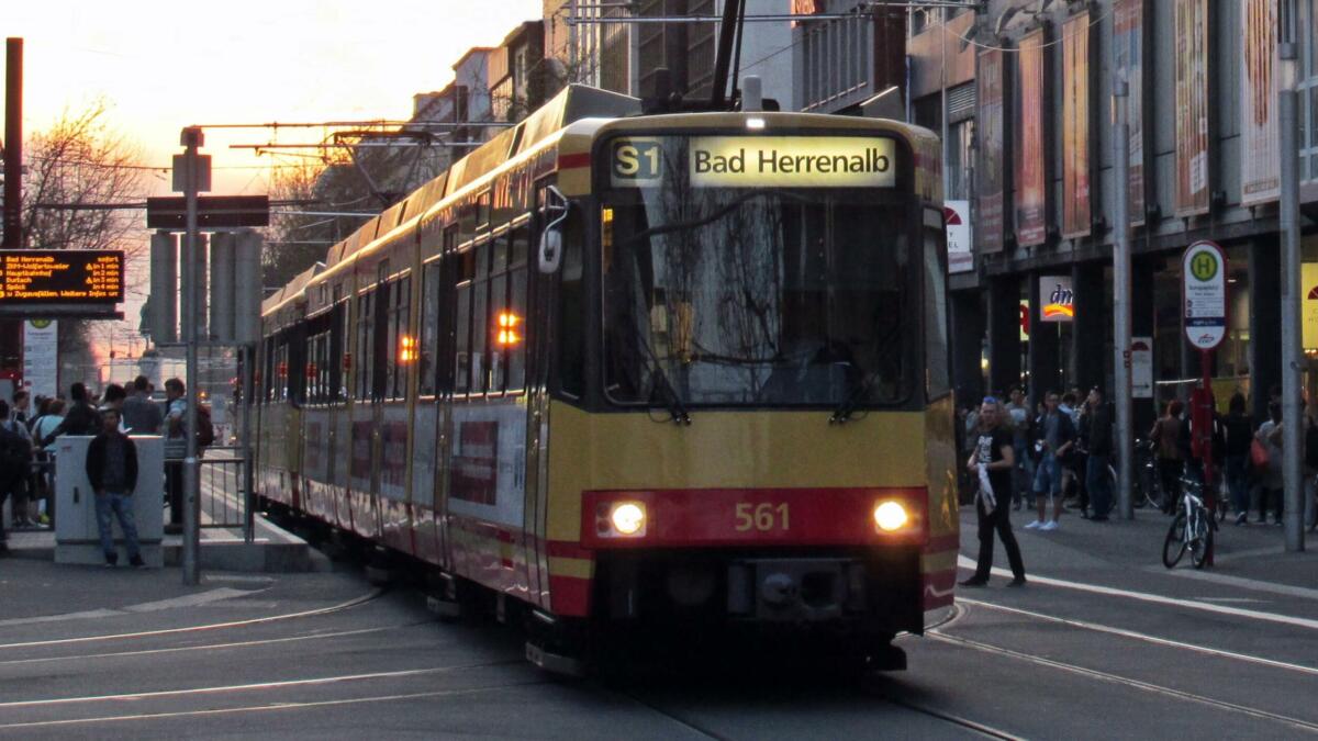 Europaplatz in Karlsruhe mit ausfahrender Tram