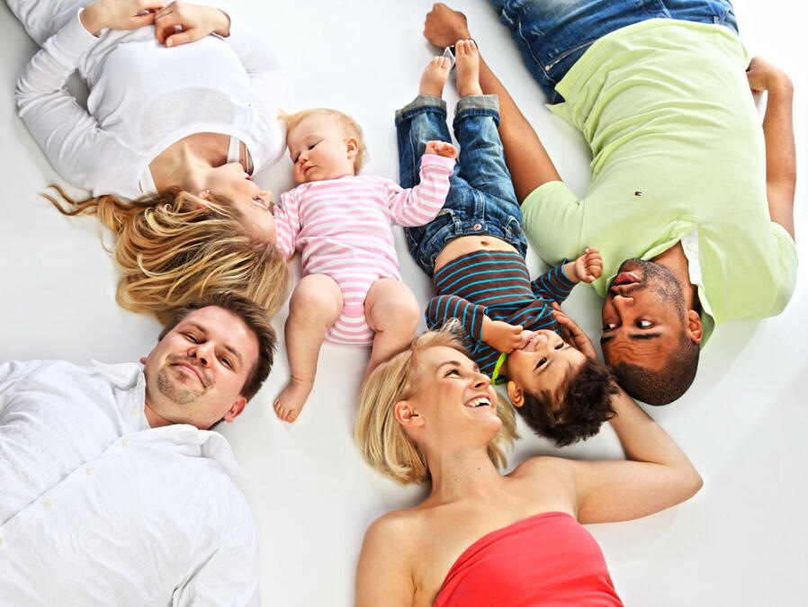 Liegende Menschen verschiedenen Alters